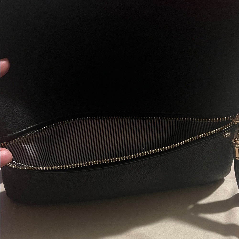 Elegant Black Crossbody Bag - Picture 4 of 11